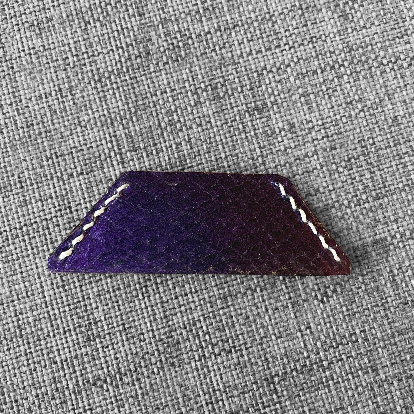 Marque-page en cuir violet a motif ecailles avec surpiqure blanche
