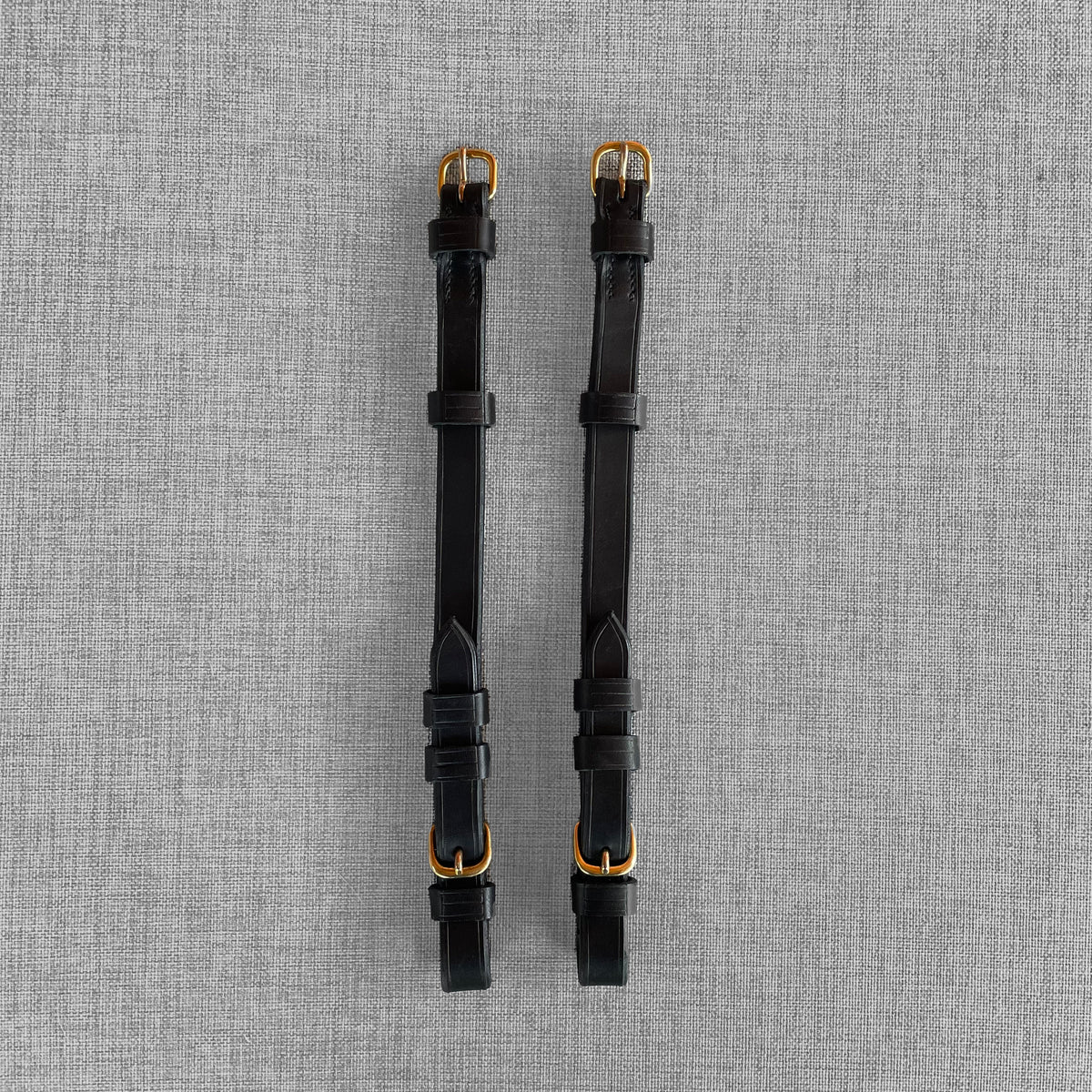 Montants de bride en cuir noir avec boucles dorees aux deux extremites