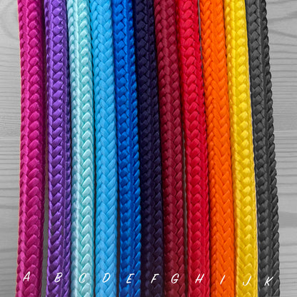 Nuancier de cordes tressees de couleurs variees etiquetees de A a K pour le choix des teintes