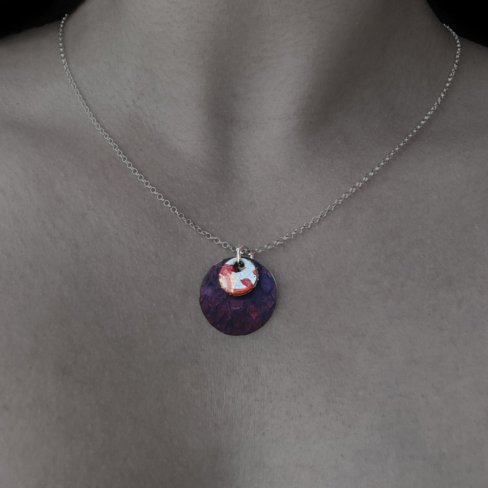 Pendentif rond en cuir bordeaux marbre porte sur chaine fine, bijou cuir Ruffieux Creation