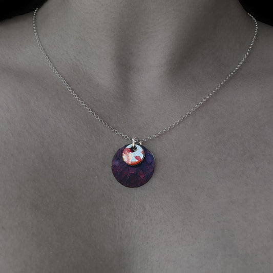 Pendentif rond en cuir bordeaux marbre porte sur chaine fine, bijou cuir Ruffieux Creation