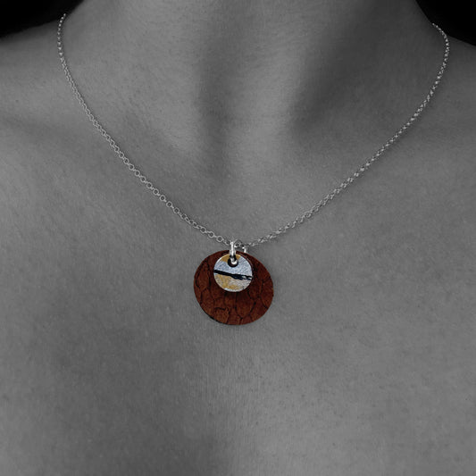 Pendentif rond en cuir brun porte sur chaine fine, bijou cuir Ruffieux Creation