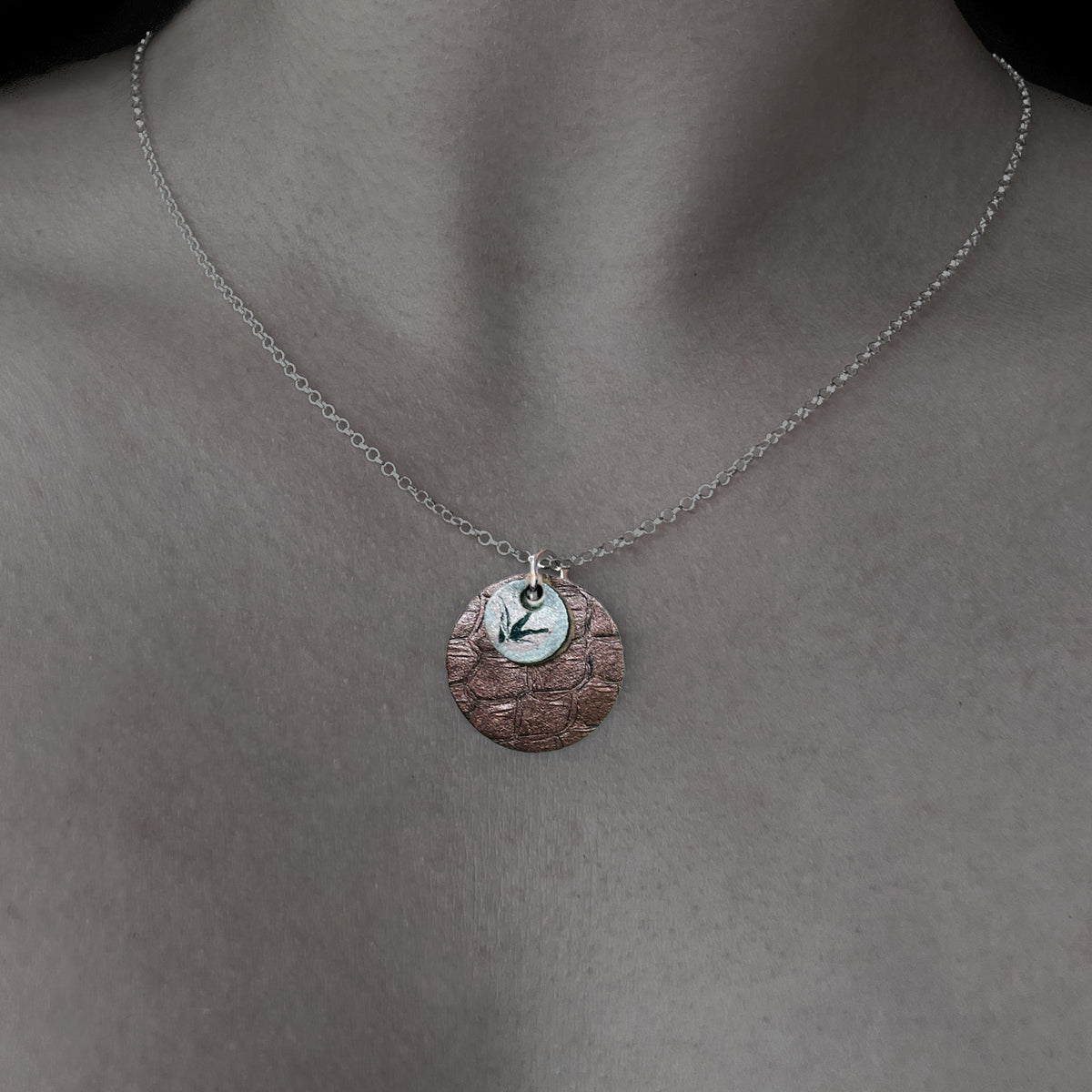 Pendentif rond en cuir cuivre texture porte sur chaine fine, bijou cuir Ruffieux Creation