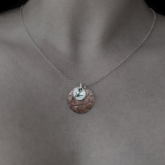 Pendentif rond en cuir cuivre texture porte sur chaine fine, bijou cuir Ruffieux Creation