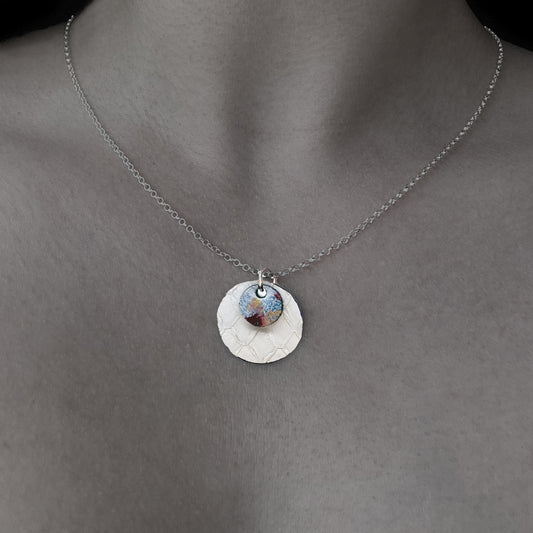 Pendentif rond en cuir de saumon blanc porte sur chaine fine, bijou cuir Ruffieux Creation