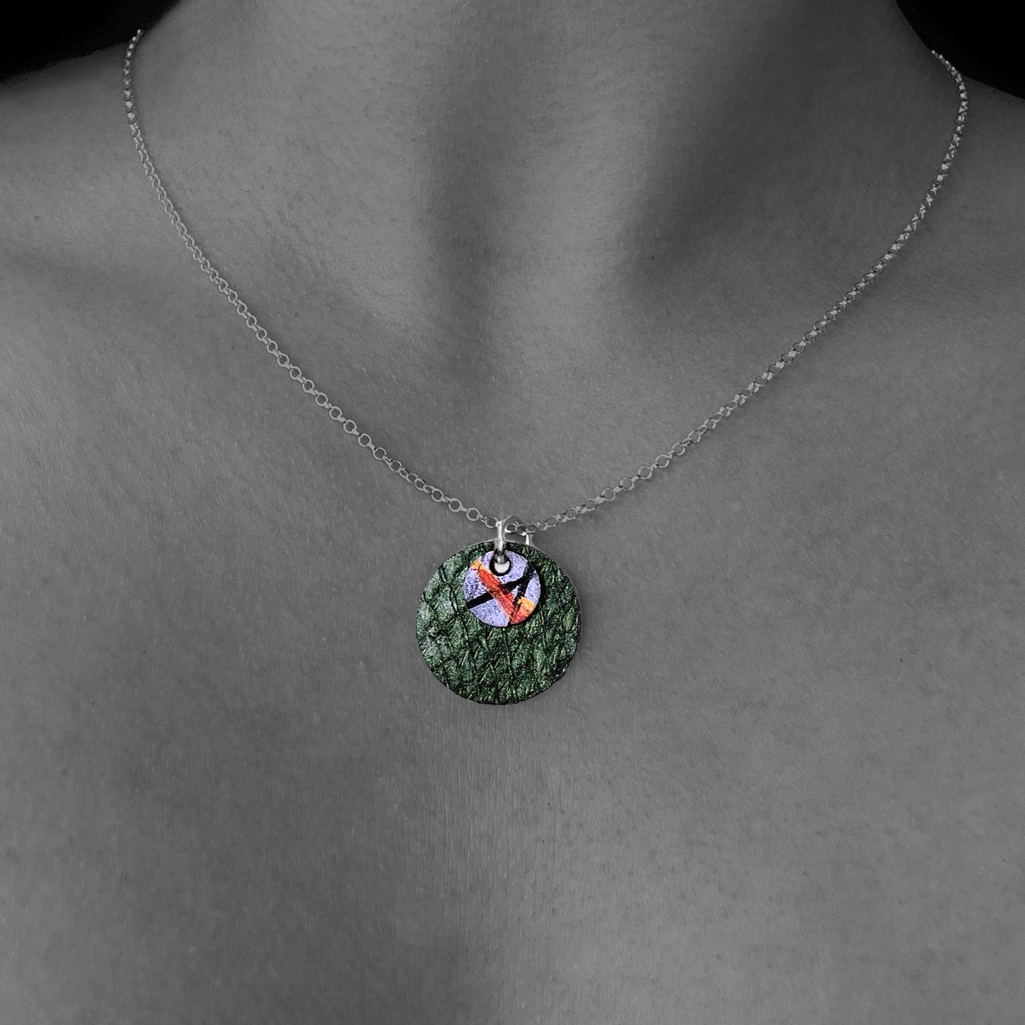 Pendentif rond en cuir vert texture porte sur chaine fine, bijou cuir Ruffieux Creation
