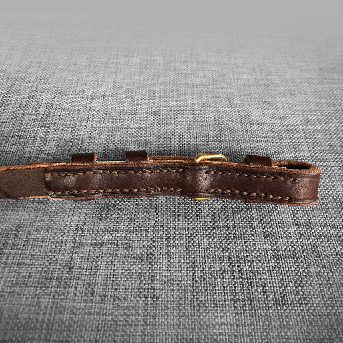 Porte-bride en cuir brun avec boucle doree et passants