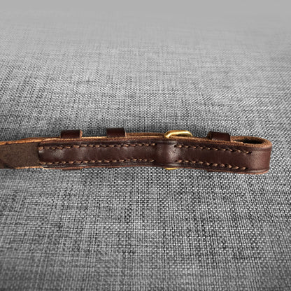Porte-bride en cuir brun avec boucle doree et passants