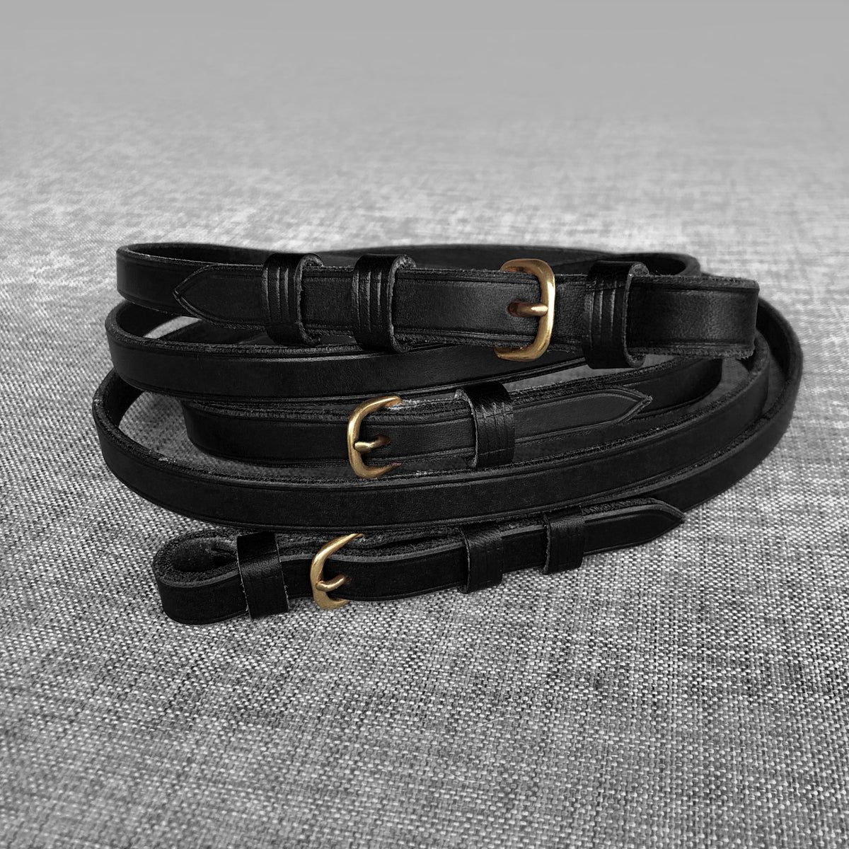 Rene en cuir noir enroulee avec boucle doree