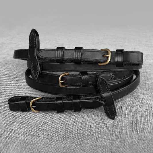 Renes en cuir noir enroulees avec boucles en laiton et arretoirs