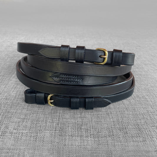 Renes de dressage en cuir noir enroulees avec boucle doree