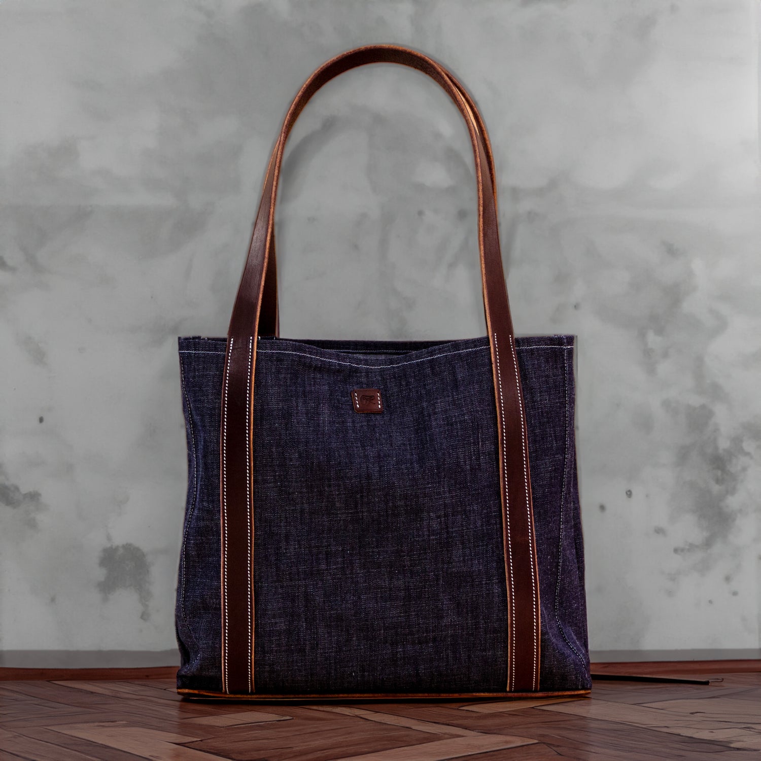 Sac tote en jean avec anses en cuir marron, sac en jeans façonné par Ruffieux Création