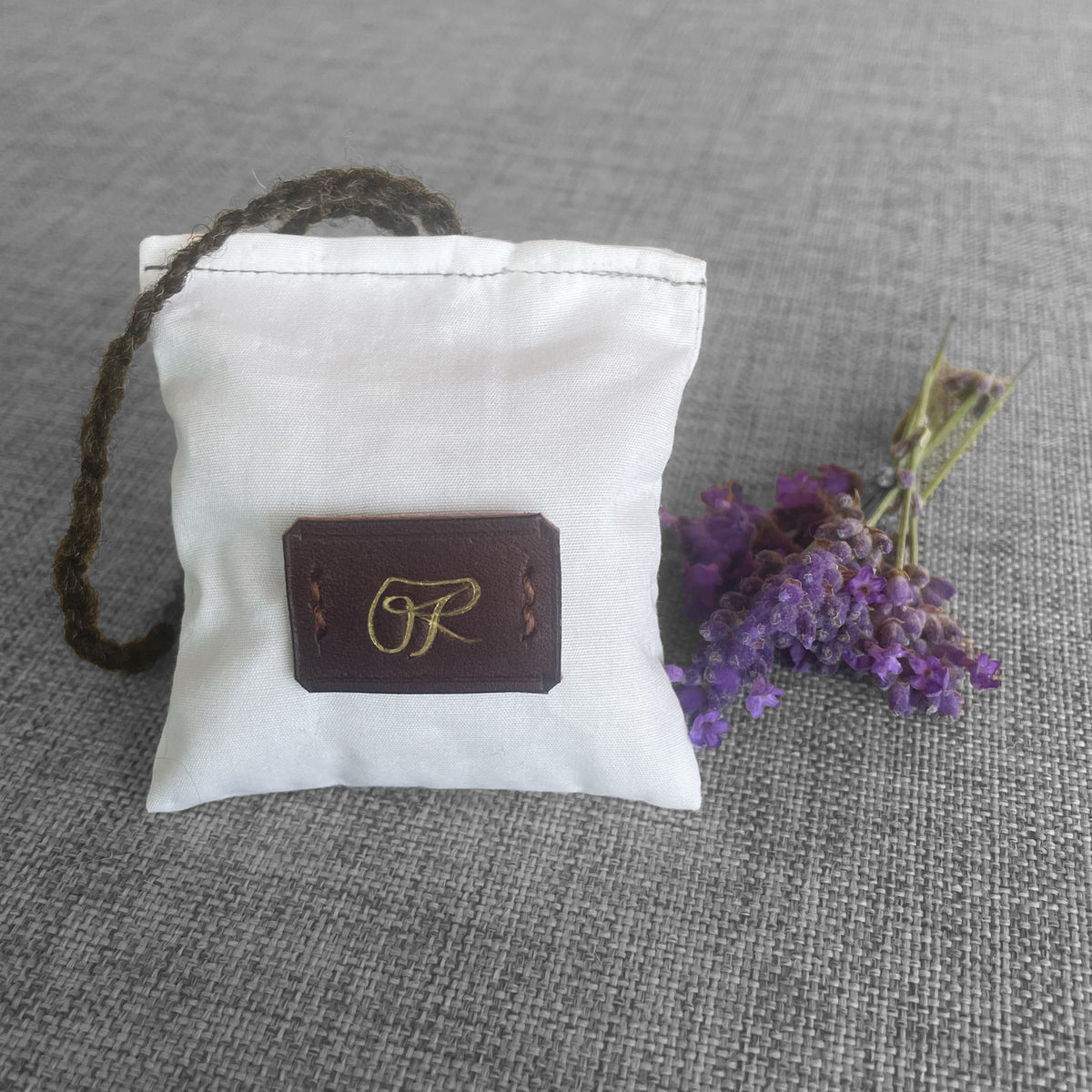 Sachet de lavande en tissu blanc avec patch en cuir Ruffieux Creation et brins de lavande