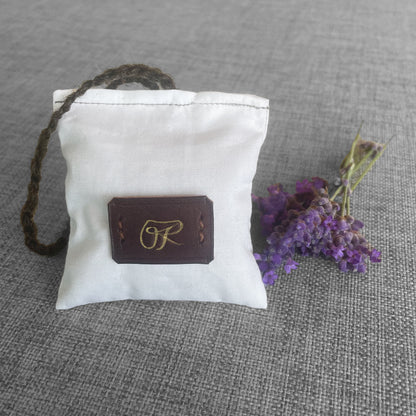 Sachet de lavande en tissu blanc avec patch en cuir Ruffieux Creation et brins de lavande