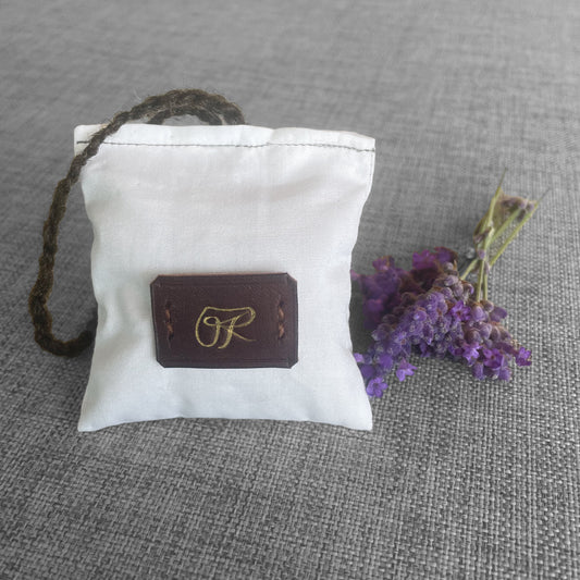 Sachet de lavande en tissu blanc avec patch en cuir Ruffieux Creation et brins de lavande