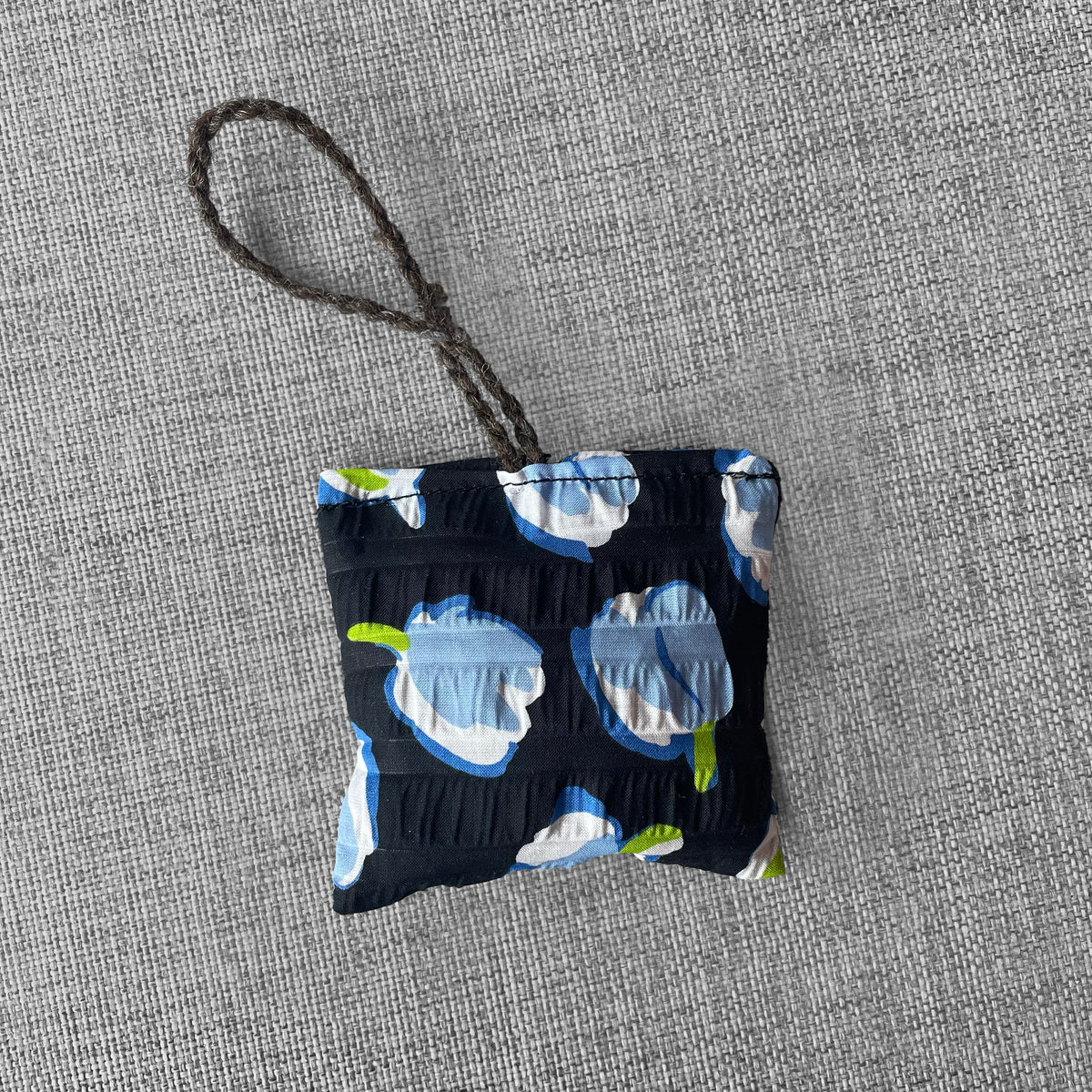 Sachet de lavande en tissu bleu fonce a motif de tulipes avec cordon tresse