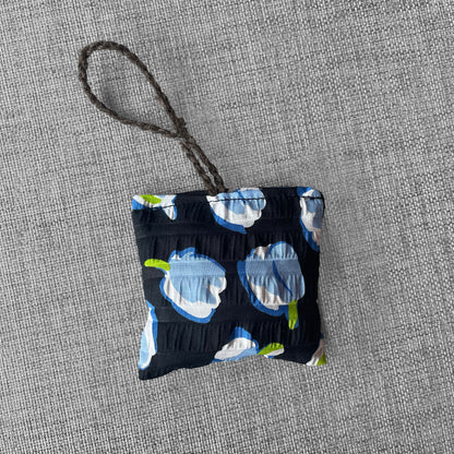 Sachet de lavande en tissu bleu fonce a motif de tulipes avec cordon tresse