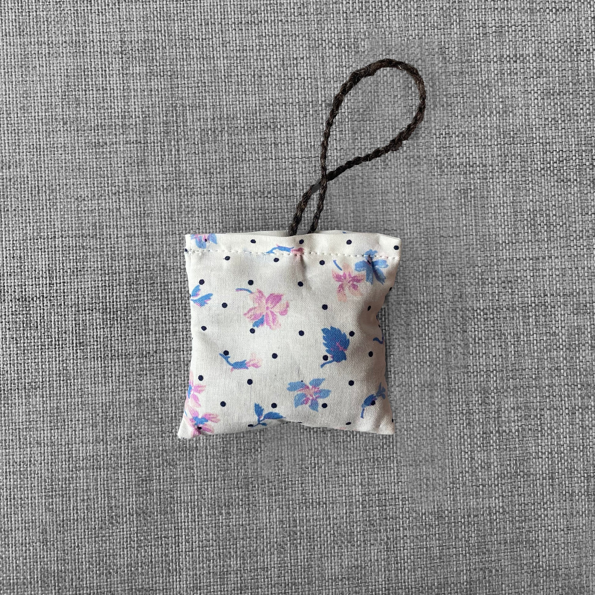 Sachet de lavande en tissu a motifs floraux et pois avec cordon tresse