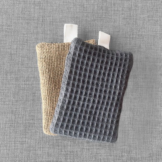 Deux sachets en tissu nid d'abeille, gris et beige, avec attache textile