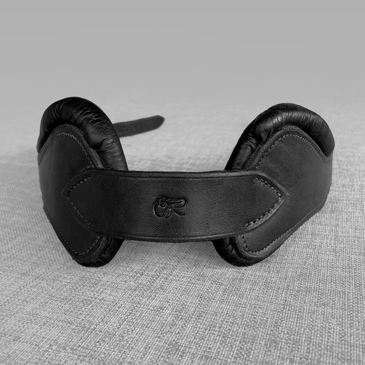 Tetiere de bride en cuir noir rembourree avec decoupes pour les oreilles