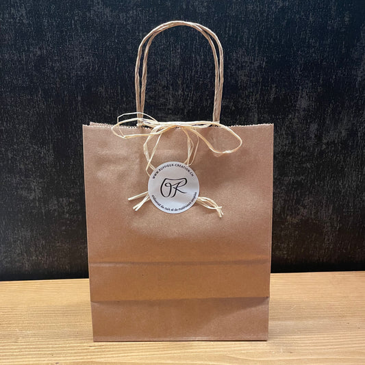 Sac cadeau en papier kraft avec anses en raphia et etiquette ronde Ruffieux Creation, vue rapprochee